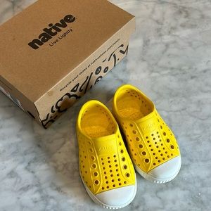 Native Jefferson kids shoes like new Yellow sz:5